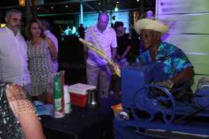 Turistas degustan nuestro Guarapo de caña.